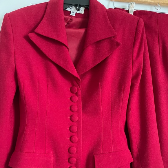 Beautiful bright red suit with beautiful collar - Picture 1 of 2